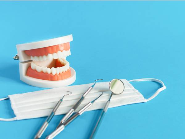 Modelo odontológico e instrumentos clínicos